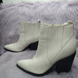 Marc Fisher Carves Leather Western Chelsea Ankle Boots Womens Size 7.5 White